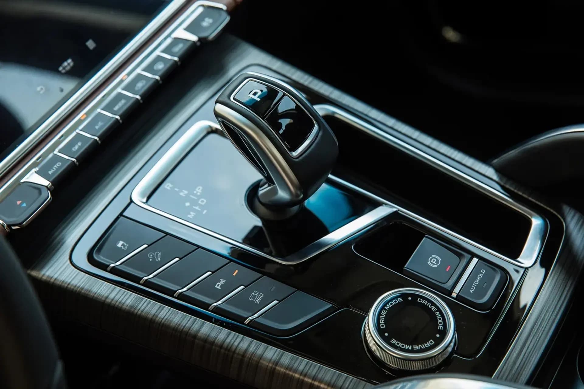 Коробки передач на популярных моделях Geely: автомат или робот?