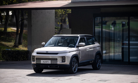 Компания Geely официально представила новый кроссовер Geely Icon