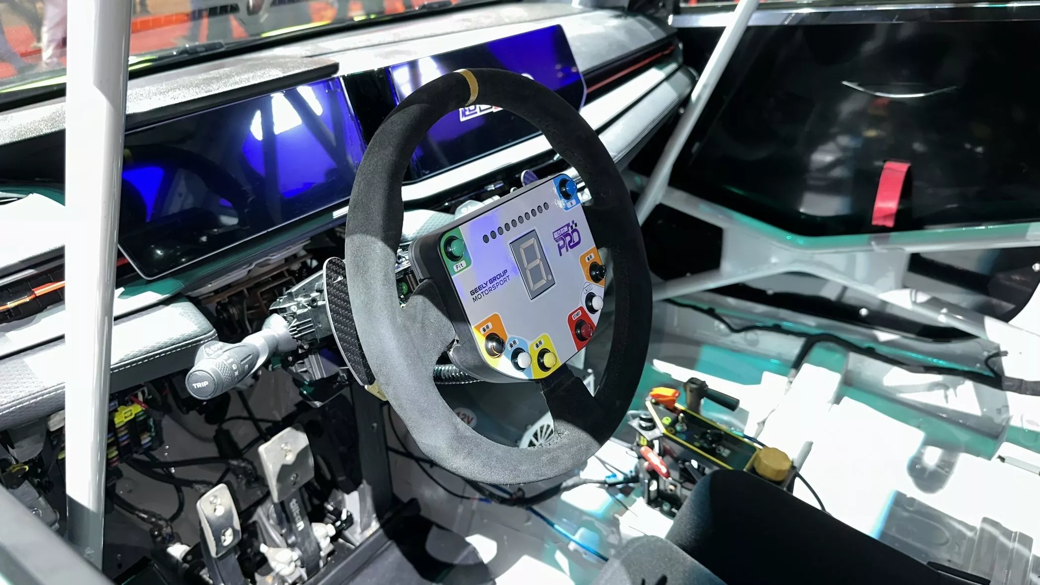 Geely показала первый гоночный автомобиль с метаноловой силовой установкой